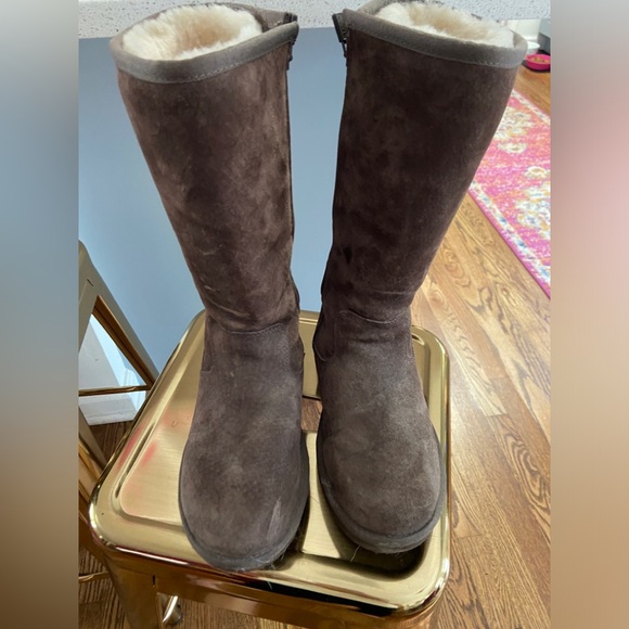 Barely worn UGG boots - Picture 2 of 5